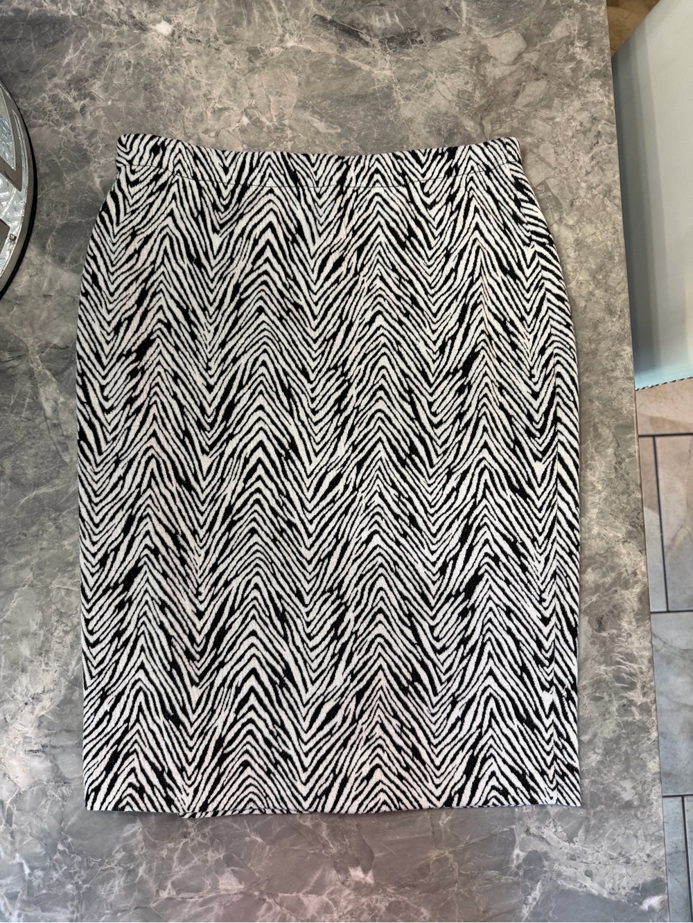 Vince Camuto Black & White Zebra Print Pencil Skirt XS Stretch Knee Length - Picture 2 of 3